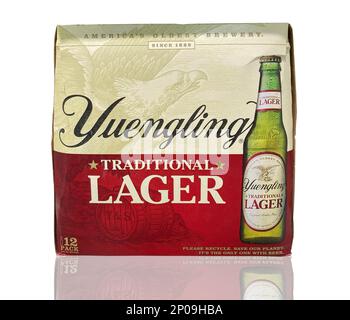 IRVINE, CALIFORNIA - 01 MAR 2023: Una confezione da 12 bottiglie Yuengling Traditional Lager. Yuengling è la più antica azienda operante nel settore della produzione di birra della United St Foto Stock