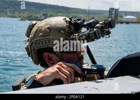 BULGARIA (11 MAGGIO 2022) – STATI UNITI Naval Special Warfare Operator (SEAL) sbirciando sopra la rotaia di una nave durante una visita, Board, Ricerca e sequestro formazione evoluzione per esercizio Trojan Footprint 2022 a Varna, Bulgaria, 11 maggio 2022. Esercizio Trojan Footprint è il primo esercizio SOF (Special Operations Forces) in Europa che si concentra sul miglioramento della capacità della SOF di contrastare una miriade di minacce, di aumentare l'integrazione con le forze convenzionali e di migliorare l'interoperabilità con i nostri alleati NATO e partner europei. (STATI UNITI Foto Navy di Mass Communication Specialist 2nd Class William Carlisle) Foto Stock