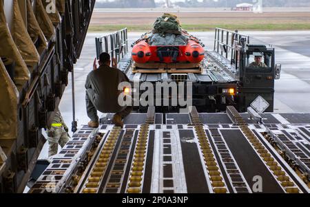 STATI UNITI Gli aerei guidano un K-loader su un C-17 Globemaster III presso la Joint base Charleston, South Carolina, 25 febbraio 2023. Un equipaggio di guardia utilizzerà questa attrezzatura di salvataggio in caso di malfunzionamento critico durante il prossimo lancio di Space-X per salvare gli astronauti e recuperarli dalle capsule. (STATI UNITI Air Force foto di Senior Airman Sara Jenkins) Foto Stock