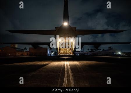 Texas Air National Guard C130-J Super Hercules dal 136th Airlift Squadron, ha pallet caricati da carrello elevatore a forche per navette iniziali a Peurto Rico in Critical Response Exercise (CRX) 23 febbraio 2023, a St. Croix, Isole Vergini americane. Durante l'esercizio, i velivoli multi-capaci del volo di risposta di Contigency (CRF) 156th e del CRF 136th hanno dimostrato la loro capacità di eseguire una varietà di compiti. Gli airmen hanno partecipato a scenari di combattimento simulati, dimostrando la loro profienza nelle tattiche e operazioni di combattimento sia offensive che difensive. (Texas Air National Guard Photo by Senior Airman Charissa Foto Stock