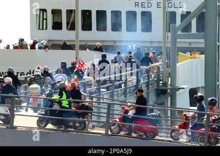 In una nuvola di fumo a due tempi, centinaia di scooter salpano a bordo del traghetto “Red Eagle” per l’isola di Wight, per il rally annuale degli scooter Bank Holiday, il 2022 agosto. Foto Stock