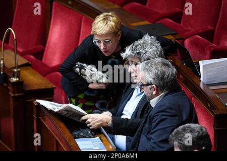 Eric Coquerel, Alexis Corbiere e Clementine Autain (LFI, la France Insoumise, Nupes) durante una sessione di domande al governo presso l'Assemblea Nazionale di Parigi, Francia il 28 febbraio 2023. Foto di Victor Joly/ABACAPRESS.COM Foto Stock