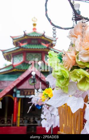 l'immagine di primo piano del fiore nella cerimonia nuziale. Il bokeh sfondo è Masjid Muhammad Cheng Hoo Surabaya. Foto Stock