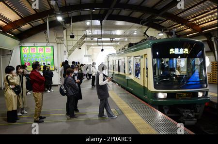 Il treno della ferrovia elettrica di Enoshima. Foto Stock