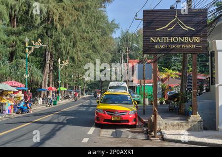 Un taxi colorato è parcheggiato in dal Naithonburi Resort lungo la strada principale nella zona spiaggia di Nai Thon, Phuket, Thailandia Foto Stock