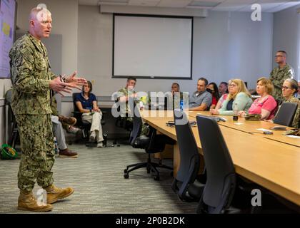 BASE CONGIUNTA PEARL HARBOR-HICKAM - Vice ADM. John Wade, Comandante, Joint Task Force-Red Hill (JTF-RH), briefing regolatori dell'Agenzia per la protezione ambientale e Hawaii Department of Health 20 gennaio 2023 sul processo di derifornimento del Red Hill Bulk Fuel Storage Facility. JTF-RH e Commander, Navy Region Hawaii ha ospitato il brief in concomitanza con una visita presso la struttura per familiarizzare con i regolatori EPA e DOH la struttura e le misure che il Dipartimento della Difesa sta adottando per dealimentare e chiudere la struttura. Foto Stock