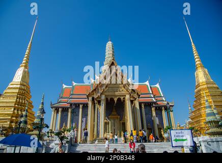 20 gennaio 2023 - Bangkok Thailandia - Tempio del Buddha di Smeraldo Wat Phra Kaew, è uno dei siti turistici più famosi ed è stato costruito nel 1782 Foto Stock