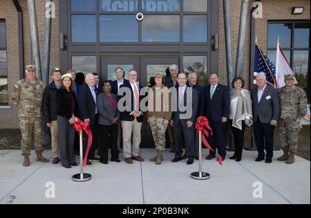 Membri federali, statali e locali della legislazione, rappresentanti della Camera di Commercio della Contea di Baldwin del Sud, altri leader della comunità e numerosi dirigenti della Guardia Nazionale dell'Alabama pongono per una foto durante una cerimonia di taglio del nastro del Foley Readiness Center a Foley, Alabama, 23 gennaio 2023. Il centro di preparazione e' di 30.540 piedi quadrati e si trova su circa 30 acri nel Foley's Industrial Park. Foto Stock