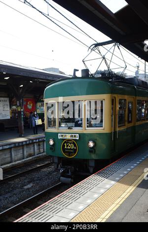 Il treno della ferrovia elettrica di Enoshima. Foto Stock