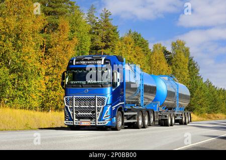 Nuovo, blu Volvo FH540 carro armato di trasporto Sjoman Oy AB trasporta il carico lungo l'autostrada 25 in autunno. Raasepori, Finlandia. Settembre 23, 2022. Foto Stock