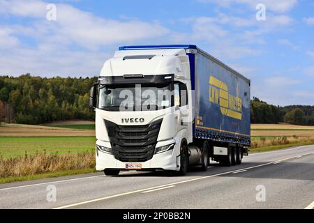 Nuovo veicolo Iveco S-Way Natural Power, NP, alimentato a gas bianco, davanti al semirimorchio sull'autostrada 52 in una giornata di sole. Salo, Finlandia. Settembre 23, 2022. Foto Stock