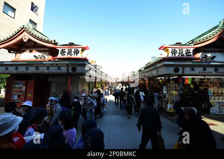 Nakamise-Dōri al tempio Sensō-ji ad Asakusa, Tokyo, Giappone. Foto Stock