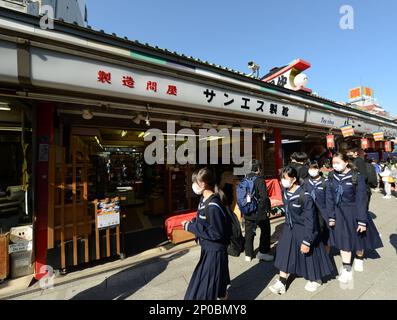 Nakamise-Dōri al tempio Sensō-ji ad Asakusa, Tokyo, Giappone. Foto Stock