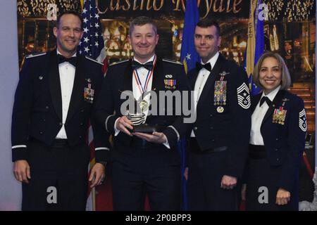 Col. Benjamin Harrison, 301st Comandante dell'ala del combattente, il capo maestro Sgt. Michael Senigo, 301 capo di comando di FW, Ericka Kelly, pensionato, presenta il premio Field Grade Officer of the Year al Lt. Mathew Strongin durante la cerimonia annuale di premiazione del 2022 301 a Fort Worth, Texas, il 4 febbraio 2023. Congratulazioni ai vincitori e ai candidati. Foto Stock