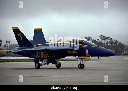 230109-N-AS200-0121 PUNTO MUGU, California (09 gennaio 2023) F/A-18 e/F Super Hornet, '#7' pilotato da Lt. CMD. Thomas Zimmerman, assegnato agli Stati Uniti Dimostrazione del volo della Marina Squadron, gli Angeli Blu, arriva alla base navale Ventura County, Point Mugu 9 gennaio 2023. NBVC è un'installazione navale strategicamente situata composta da tre strutture operative: Point Mugu, Port Hueneme e San Nicolas Island. NBVC è la sede dei Pacific Seabees, West Coast e-2D Hawkeyes, 3 centri di guerra e 80 inquilini. Foto Stock