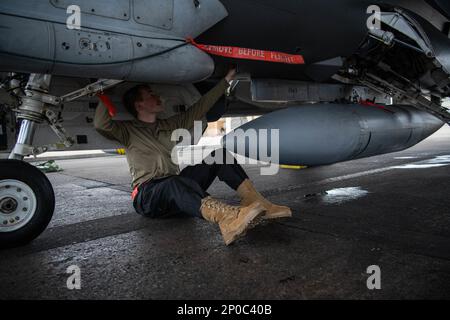 Airman 1st Class Jared Norton, 480th capo equipaggio di squadra di Expeditionary Fighter Squadron, effettua ispezioni post-volo di un F-16cm Fighting Falcon assegnato alla 52nd Fighter Wing, base aerea di Spangdahlem, Germania, dopo essere arrivato alla base aerea di Kadena, Giappone, 16 gennaio 2023. La vasta gamma di combattenti, insieme alle forze congiunte e alleate, rafforzano la disponibilità operativa a difendere il Giappone garantendo al contempo un Indo-Pacific libero e aperto attraverso una forte presenza di aerei da combattimento dinamici. Foto Stock