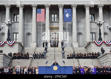 I cittadini della Carolina del Sud si riuniscono per assistere all'inaugurazione del governatore Henry McMaster, il governatore della Carolina del Sud durante una cerimonia del 11 gennaio 2023, presso la South Carolina state House in Columbia, Carolina del Sud. I cittadini sono testimoni della presentazione dei colori da parte della Guardia a colori della Cittadella, del canto del Banner Star Spangled di Francis Scott Key e John Stafford Smith e dell'amministrazione del giuramento da parte di Justice John W. Kittredge. Il governatore Henry McMaster servirà altri quattro anni come governatore della Carolina del Sud. Foto Stock