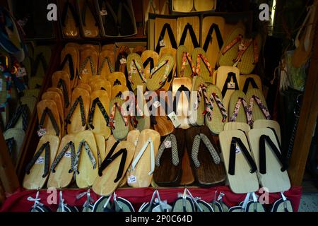 Sandali giapponesi tradizionali esposti in un negozio di Asakusa, Tokyo, Giappone. Foto Stock