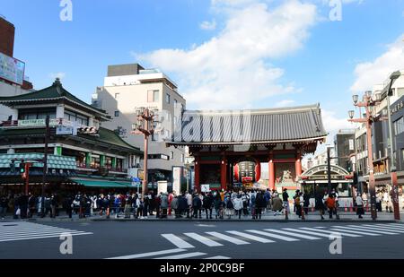 Porta Kaminarimon della porta Kaminarimon del tempio Sensō-ji ad Asakusa, Tokyo, Giappone. Foto Stock