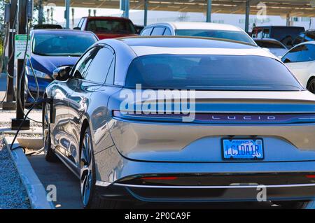 01 2023 marzo - Casa Grande, Arizona: Auto elettriche al di fuori dello stabilimento di produzione di Lucid Motors EV. Foto Stock