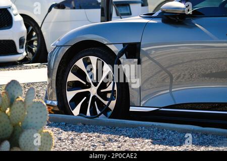 01 2023 marzo - Casa Grande, Arizona: Auto elettriche al di fuori dello stabilimento di produzione di Lucid Motors EV. Foto Stock