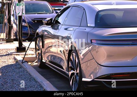 01 2023 marzo - Casa Grande, Arizona: Auto elettriche al di fuori dello stabilimento di produzione di Lucid Motors EV. Foto Stock