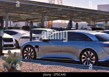 01 2023 marzo - Casa Grande, Arizona: Auto elettriche al di fuori dello stabilimento di produzione di Lucid Motors EV. Foto Stock