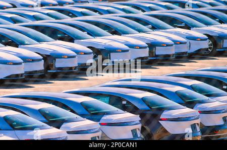 01 2023 marzo - Casa Grande, Arizona: Auto elettriche al di fuori dello stabilimento di produzione di Lucid Motors EV. Foto Stock