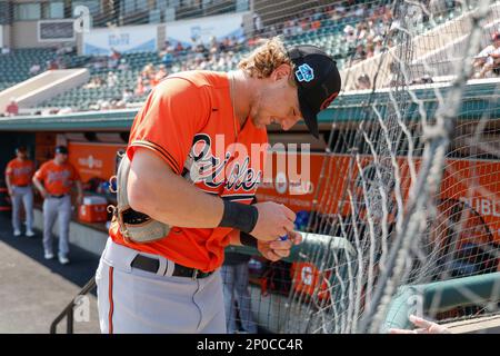Lakeland FL USA; Baltimore Orioles terzo bassista Gunnar Henderson (2) firma autografi per i fan durante un gioco di allenamento primaverile MLB contro Detroit Foto Stock