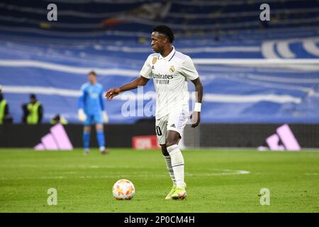 MADRID, SPAGNA - MARZO 2: Giocatore del Real Madrid il giocatore CF Vinicius Jr controlla la palla durante la partita della Copa del Rey tra il FC Barcelona e il Real Madrid CF allo stadio Santiago Bernabéu, il 2 marzo 2023 a Madrid, Spagna. (Foto di Sara Aribó/PxImages) Foto Stock