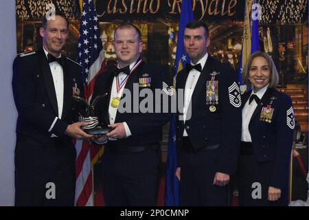 Benjamin Harrison, comandante 301st Fighter Wing, maestro capo Sgt. Michael Senigo, capo comando 301 FW, e maestro capo Sgt. Ericka Kelly, in pensione, presentano il contributore Active-Duty arruolato del premio dell'anno a Tech. Dustin Grantom durante la cerimonia di premiazione annuale del FW 2022 301 a Fort Worth, Texas, 4 febbraio 2023. Congratulazioni ai vincitori e ai candidati. Foto Stock