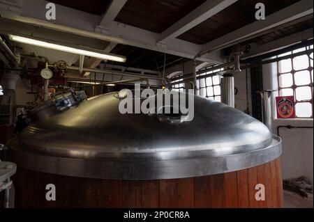 Particolare della Vittoriana Tower Brewery che ospita la Hook Norton Beer Brewery, Oxfordshire. Foto Stock