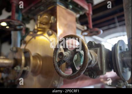 Particolare della Vittoriana Tower Brewery che ospita la Hook Norton Beer Brewery, Oxfordshire. Foto Stock