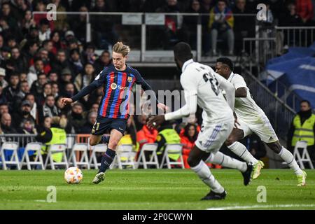 Madrid, Madrid, Spagna, Spagna. 2nd Mar, 2023. MADRID, SPAGNA - 2 MARZO: Il giocatore del FC Barcelona Frenkie de Jong passa la palla durante la partita della Copa del Rey tra il FC Barcelona e il Real Madrid CF allo stadio Santiago Bernabéu, il 2 marzo 2023 a Madrid, Spagna. (Credit Image: © Sara ARIB/PX Imagens via ZUMA Press Wire) SOLO PER USO EDITORIALE! Non per USO commerciale! Foto Stock