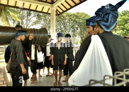 Gli uomini della comunità indigena di Urang Kanekes, popolarmente chiamata comunità Baduy Sono in visita 'Meriam Ki Amuk', un antico cannone che tradizionalmente pagano rispetto, che è uno dei beni culturali del periodo Sultanato Banten situato in una zona ora chiamata Banten lama (Old Banten) a Serang, Banten, Indonesia, in questa foto scattata nel 2010. Un team di scienziati guidati da Sunday Oladipo Oladeji ha scritto nel loro articolo di ricerca pubblicato su Sage Journals il 28 ottobre 2022, che 'la sostenibilità del patrimonio culturale è fortemente legata alla partecipazione effettiva di... Foto Stock