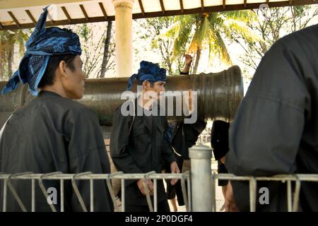 Gli uomini della comunità indigena di Urang Kanekes, popolarmente chiamata comunità Baduy Sono in visita 'Meriam Ki Amuk', un antico cannone che tradizionalmente pagano rispetto, che è uno dei beni culturali del periodo Sultanato Banten situato in una zona ora chiamata Banten lama (Old Banten) a Serang, Banten, Indonesia, in questa foto scattata nel 2010. Un team di scienziati guidati da Sunday Oladipo Oladeji ha scritto nel loro articolo di ricerca pubblicato su Sage Journals il 28 ottobre 2022, che 'la sostenibilità del patrimonio culturale è fortemente legata alla partecipazione effettiva di... Foto Stock