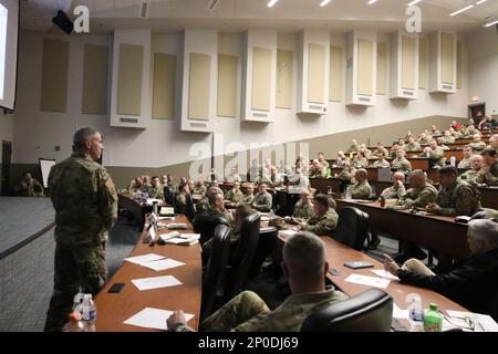 STATI UNITI Troy A. Mills, Comandante della Brigata della Fanteria 157th, prima Divisione dell'Esercito Est, facilita la revisione finale dopo l'azione per l'esercizio post-comando della Divisione Fanteria 38th a Camp Atterbury, IN, 5 febbraio 2023. La revisione finale dopo l'azione offre all'unità di formazione l'opportunità di discutere le sfide e i successi ottenuti durante l'esercizio e di iniziare a sviluppare strategie su come migliorare le operazioni future. Foto Stock