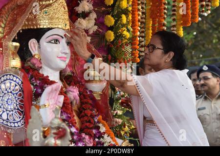 Non esclusiva: 02 marzo 2023, Kolkata, India. Mamata Banerjee, primo ministro del Bengala Occidentale che esegue la puja della dea Ganga che ha appena eretto, dopo Foto Stock