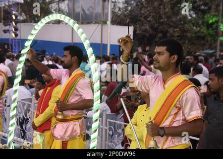 Non esclusiva: 02 marzo 2023, Kolkata, India. Un credente che esegue la puja della dea Ganga che ha appena eretto, dopo la scoperta da sola al fiume Foto Stock