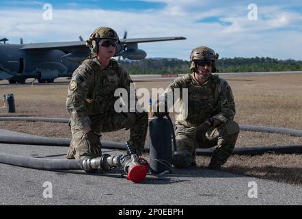 STATI UNITI Tyler Boyer, a sinistra, e Sgt. Hunter Kyner, a destra, gli operatori di distribuzione di combustibili con il 1st Special Operations Logistics Readiness Squadron, partecipano a un esercizio di punti di rifornimento di zona a Gadsden, Ala., 6 gennaio 2023. Nell'ambito dell'esercizio FARP, gli equipaggi hanno lavorato per rifornire una nave da combattimento AC-130J Ghostrider assegnata allo Squadrone delle operazioni speciali del 4th presso l'Hurlburt Field, la Foto Stock