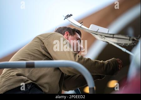 STATI UNITI Air Force Senior Airman Ethan Nichols, 36th Fighter Generation Squadron Avionics journeyman, esegue la manutenzione post-volo su un F-16 Fighting Falcon durante un evento di addestramento alla base aerea Daegu, Repubblica di Corea, 2 febbraio 2023. I militari hanno partecipato a un'implementazione simulata a Daegu e Gwangju per testare la loro capacità di condurre operazioni di emergenza in difesa del ROK. Durante la formazione, i manutentori hanno effettuato interventi di assistenza, recupero e lancio di aeromobili per aumentare la disponibilità e migliorare l'interoperabilità con i piloti. Foto Stock