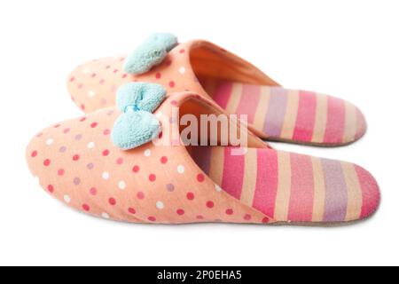 Carino divertente a strisce rosa punteggiato ragazza clown pantofole con blue bow isolato su bianco, vista laterale Foto Stock