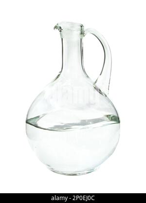 Caraffa di vetro con manico mezzo pieno d'acqua, isolata su bianco. Decanter trasparente per servire bevande in un ristorante Foto Stock