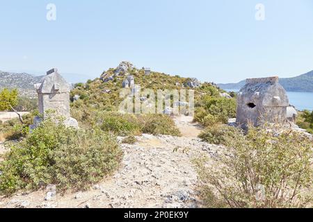 Esplorando il sarcofagi Liciano e la Fortezza di Kalekoy ad Antalya, Turchia Foto Stock