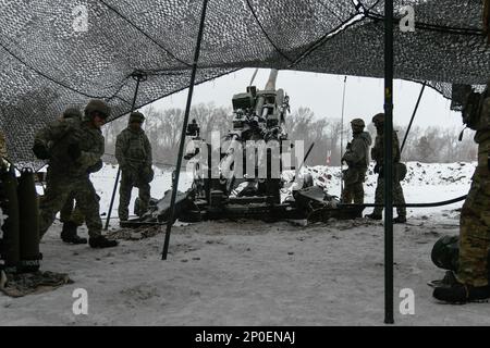 I membri del 1-120th Field Artillery Regiment, Wisconsin National Guard, caricano un howitzer M777 durante Northern Strike 23-1, 26 gennaio 2023, a Camp Grayling, Michigan. Units che partecipano alla preparazione all'iterazione invernale di Northern Strike conducendo una formazione congiunta a basse temperature progettata per soddisfare gli obiettivi della strategia artica del Dipartimento della Difesa. Foto Stock