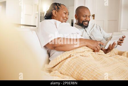Memoria, album fotografico e amore con una coppia nera seduta su un divano nel soggiorno della loro casa insieme. Nostalgia, pensione o relax con un Foto Stock