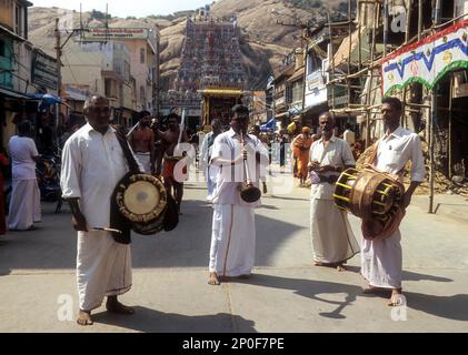 I musicisti del tempio suonano nadeswaram e thavil di fronte al tempio Subramanya Swamy a Tirupparankundram vicino a Madurai, Tamil Nadu, India, Asia Foto Stock