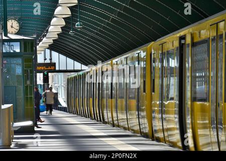 Stazione della metropolitana Eberswalder Strasse, Prenzlauer Berg, Pankow, Berlino, Germania Foto Stock