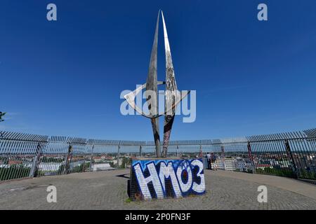 Monumento alla riunificazione tedesca, Flak Tower, Volkspark Humboldthain, Gesundbrunnen, Mitte, Berlino, Germania Foto Stock