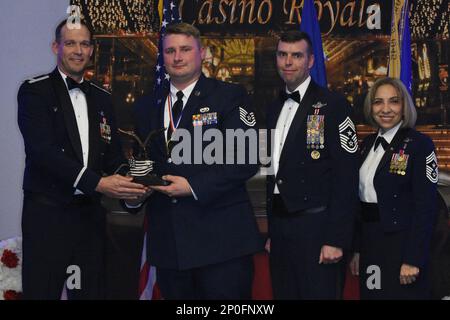 Il Col. Benjamin Harrison, comandante della 301st Fighter Wing, Maestro capo Sgt. Michael Senigo, capo del comando del 301 FW, e Maestro capo Sgt. Ericka Kelly, ritirato, presenta il premio Key Spouse of the Year alla signora Diane Nemecek durante la cerimonia del 2022 301 FW Annual Awards a Fort Worth, Texas, 4 febbraio 2023. Congratulazioni ai vincitori e ai candidati. Foto Stock